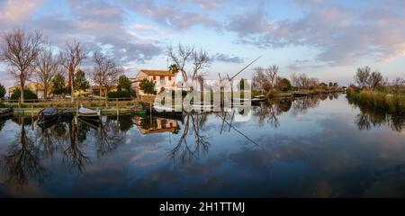 Riserva naturale di Albufera a Catarroja Valencia Spagna porto di irrigazione fosso che inondano i campi di riso vecchie barche di legno tradizionale. Marinai latino Foto Stock