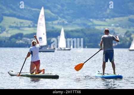 Stand-Up-Paddler am Traunsee, Österreich, Europa - Stand-up Paddlers sul lago di Traunsee, Austria, Europa Foto Stock