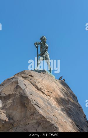 Scultura di guerriero Mapuche su una roccia nel Santa Lucia Hill Park, Santiago, Cile Foto Stock