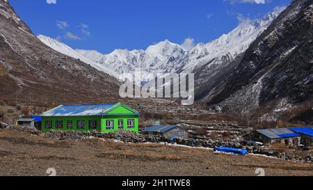 Coperta di neve Gangchenpo, vista dal piccolo villaggio Mundu, Langtang valley, Nepal. Foto Stock