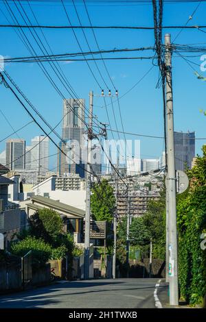 Skyline di Yokohama Minato Mirai visibile dalla zona residenziale. Luogo di tiro: Yokohama-città prefettura di kanagawa Foto Stock