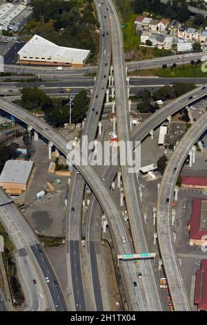 Aerial of Alemany Maze Interchange, James Lick Freeway (alias U.S. Route 101, US 101, Bayshore Freeway), San Francisco, California, USA - antenna Foto Stock