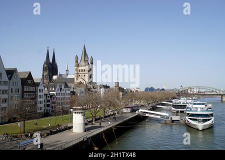 Blick von der Deutzer Brücke auf Gross St. Martin und Kölner Dom, Köln, Nordrhein-Westfalen, Deutschland Foto Stock