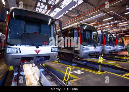 Praga, Repubblica Ceca - 17 settembre 2011: Treni metropolitani modernizzati 81-71M nel deposito Hostivar il giorno delle porte aperte nel Prague Public Transport Compan Foto Stock