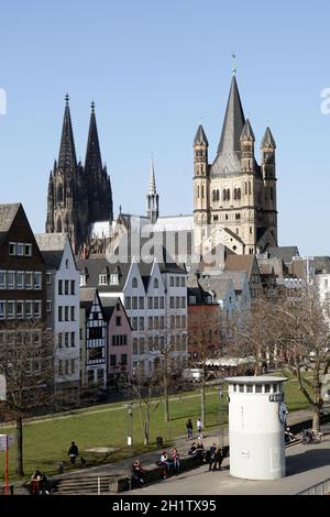 Blick von der Deutzer Brücke auf Gross St. Martin und Kölner Dom, Köln, Nordrhein-Westfalen, Deutschland Foto Stock