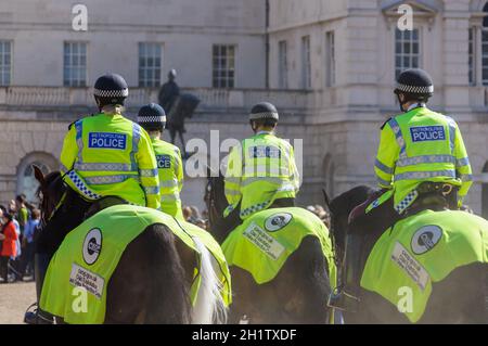 LONDRA, Regno Unito - CIRCA aprile 2011: Quattro poliziotti montati alla Parata della Guardia a Cavallo. Foto Stock