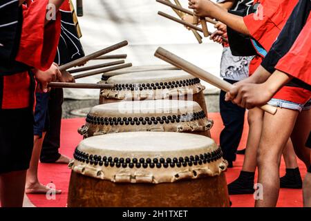 Immagini dei bambini che hanno colpito il taiko. Luogo di tiro: Area metropolitana di Tokyo Foto Stock