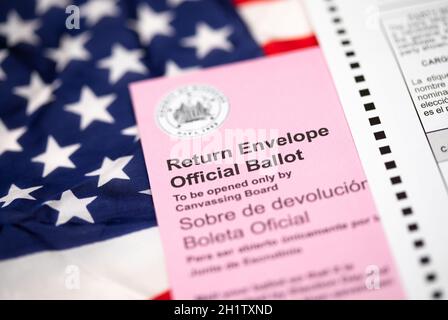 Vote-by-Mail Ballot Envelope che posa sulla bandiera americana. Foto Stock