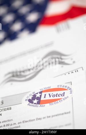 Vote-by-Mail Ballot Envelope e istruzioni di voto che posano la bandiera americana Foto Stock