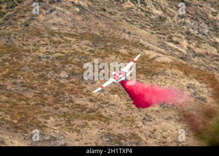 Winchester, CA USA - 14 giugno 2020: CAL Fire Aircraft drops Fire retardant su un asciutto collina di fuoco selvaggio vicino Winchester, California. Foto Stock