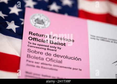 Vote-by-Mail Ballot Envelope che posa sulla bandiera americana. Foto Stock