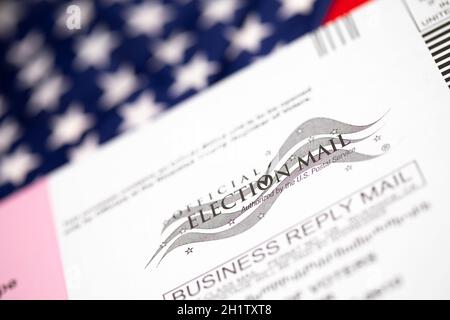 Vote-by-Mail Ballot Envelope che posa sulla bandiera americana. Foto Stock