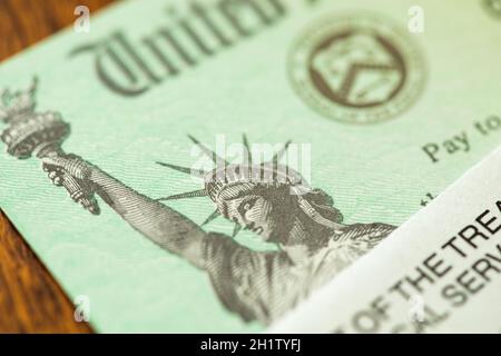 United States Internal Revenue Service, IRS, Check e Corner of Envelope. Foto Stock