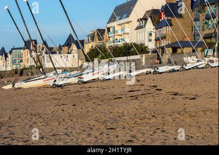 Saint Malo, Francia - 16 Settembre 2018: Catamarani e yacht di sabbia sulla spiaggia di Saint Malo. Brittany, Francia Foto Stock