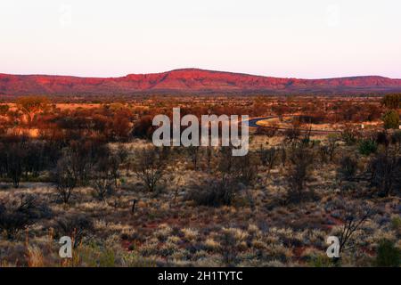 I colori del tramonto sul Kings Canyon, catturati da un'area di osservazione al Kings Canyon Resort nel Northern Territory, Australia Foto Stock