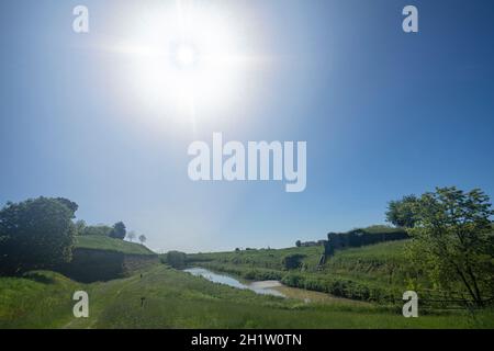 Palmanova, Italia. 18 maggio 2021. Gli antichi bastioni delle fortificazioni e il fossato che circonda la città Foto Stock