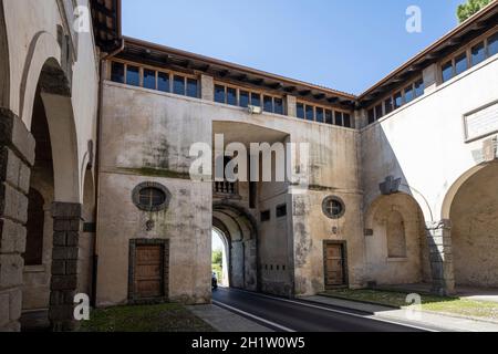 Palmanova, Italia. 18 maggio 2021. Vista sulla struttura dell'antica porta della città di Aquileia. Foto Stock