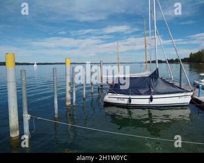 Kleines Segelboot im Hafen von Iznang auf dem Bodensee Themenbild Reisephotographie Foto Stock