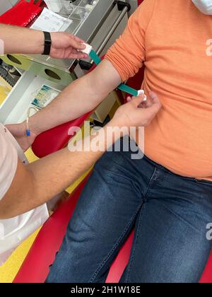 Primo piano mano infermiere raccolta del campione di sangue per la diagnosi covid-19, Coronavirus.tecnico di laboratorio prelievo di sangue per la diagnosi di chimica del sangue da au Foto Stock