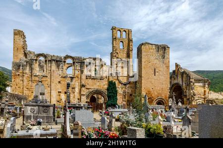 Alet les Bains, Francia - 4 giugno 2019: Rovine dell'abbazia benedettina del IX secolo di Notre Dame nel villaggio di Alet les Bains in Aude France Foto Stock