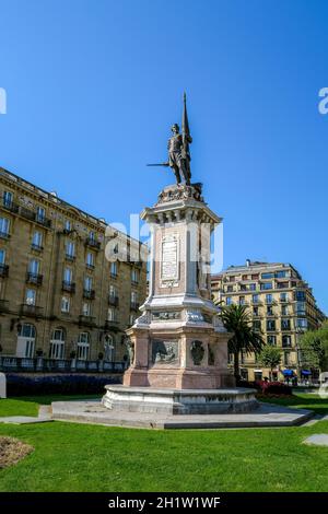 San Sebastian, Spagna 12 settembre 2020: Piazza con monumento all'ammiraglio Antonio de Oquendo a San Sebastian, Spagna Foto Stock