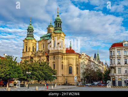 Praga, repubblica Ceca - 12 settembre 2019: Chiesa di San Nicola nella piazza della città vecchia di Praga Foto Stock