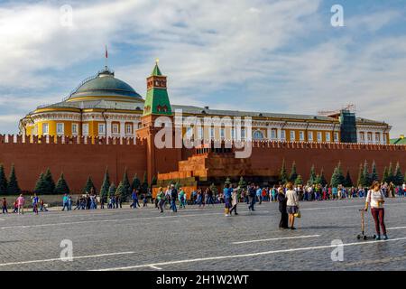 Mosca, Russia - 15 settembre 2018: Turisti dietro il mausoleo di Lenin sulla Piazza Rossa nel Cremlino situato Foto Stock