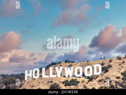 LOS ANGELES, USA - CIRCA AGOSTO 2020: Hollywood segno a Los Angeles su cielo blu Foto Stock
