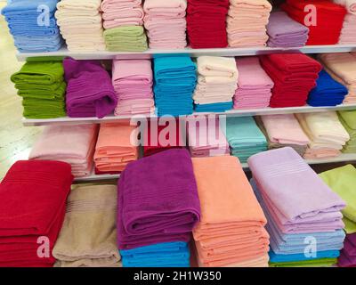 I tappeti turchi sono in vendita in negozio. Tacchino asciugamano è tessuti di qualità Foto Stock