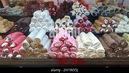 Varietà di lokum turco tradizionale da succo di melograno. Dessert tipico del Medio Oriente e delizia turca Foto Stock