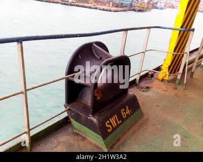 Mooring bollard sui ponti di un porto industriale Foto Stock