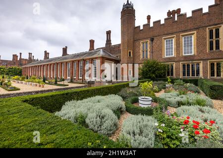 The Lower Orangery Garden and Terrace, Hampton Court Palace, Surrey, West London. Foto Stock