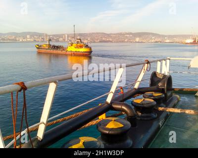 Mooring bollard sui ponti di un porto industriale Foto Stock