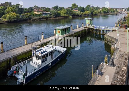 Richmond Lock e Weir sul Tamigi a Richmond è una mezza marea e chiusa, di proprietà e gestito dalla Port of London Authority. Foto Stock