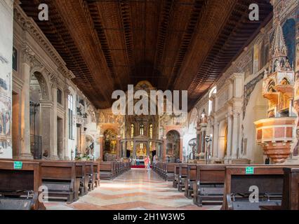 Interno della chiesa di San fermo a Verona Foto Stock