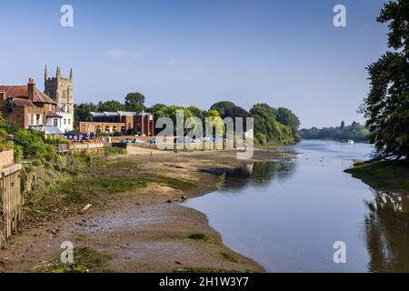 Il Tamigi a Isleworth con la bassa marea, la chiesa All Saints e il pub London Apprentice sulla sinistra e Isleworth Ait sulla destra. Foto Stock