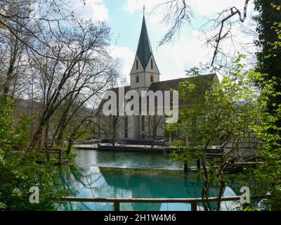 Il Blautopf di Blaubeuren nel Baden-Württemberg è la seconda sorgente carsica più ricca della Germania Foto Stock