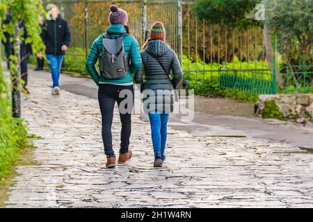 ATENE, GRECIA, DICEMBRE - 2019 - turisti a piedi nel distretto di plaka, atene, grecia Foto Stock