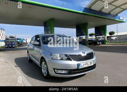 Nurnberg, Germania - 03 giugno 2014: Stazione di rifornimento di benzina OMV. OMV è stata fondata nel 1956 ed è la più grande azienda petrolifera austriaca Foto Stock