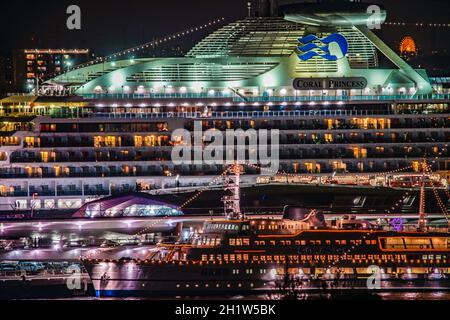 Linea di lusso visibile dal parco collinare con vista sul porto (Coral Princess). Luogo di tiro: Yokohama-città prefettura di kanagawa Foto Stock