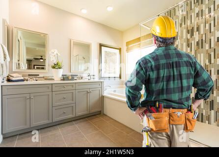 Contraente rivolta personalizzato completato il bagno padronale. Foto Stock