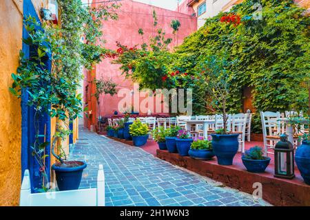 Street cafe nelle pittoresche strade della città veneziana di Chania, con case antiche e colose. Chania villaggio greco al mattino. Chanica, isola di Creta, Foto Stock