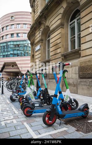 Noleggio di calce e Dott scooter elettrici di prova parcheggiati a Bucklersbury. Città di Londra, Inghilterra, Regno Unito Foto Stock