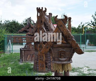 Cottage di legno Baba Yaga. Street favoloso panorama. Foto Stock