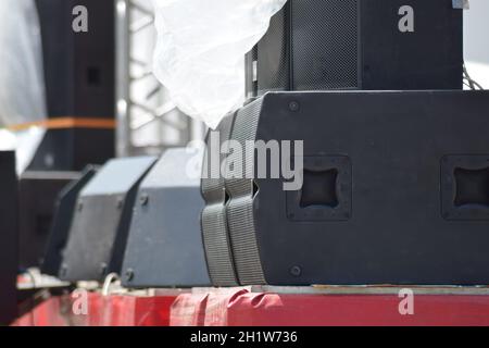 Colonne musicali sul bordo del palco. Suono potente attrezzatura. Foto Stock