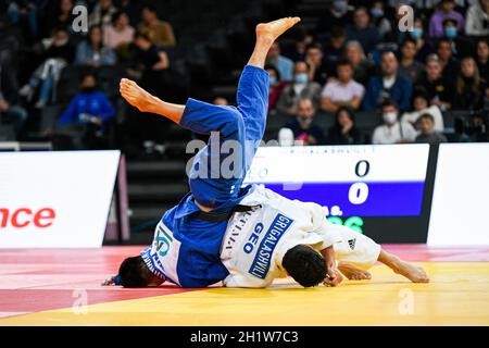 Men -81 kg, la medaglia d'argento Tato Grigalashvili della Georgia lancia Sotaro Fujiwara del Giappone durante l'evento Paris Grand Slam 2021, Judo il 17 ottobre 2021 all'AccorHotels Arena di Parigi, Francia. Foto di Victor Joly/ABACAPRESS.COM Foto Stock