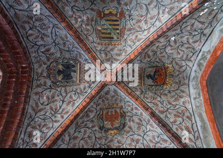 JUETERBOG, GERMANIA - 23 MAGGIO 2021: Bel soffitto con gli stemmi dei vari stati federali nel palazzo del municipio. Foto Stock