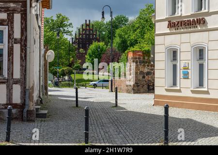 JUETERBOG, GERMANIA - 23 MAGGIO 2021: Strade della città vecchia. Juterbog è una città storica situata nel nord-est della Germania, nel distretto di Brandeburgo. Foto Stock