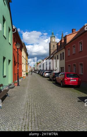 JUETERBOG, GERMANIA - 23 MAGGIO 2021: Strade della città vecchia. Juterbog è una città storica situata nel nord-est della Germania, nel distretto di Brandeburgo. Foto Stock