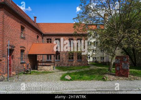 JUETERBOG, GERMANIA - 23 MAGGIO 2021: Cortile del Municipio. Juterbog è una città storica situata nel nord-est della Germania, nel distretto di Brandeburgo. Foto Stock